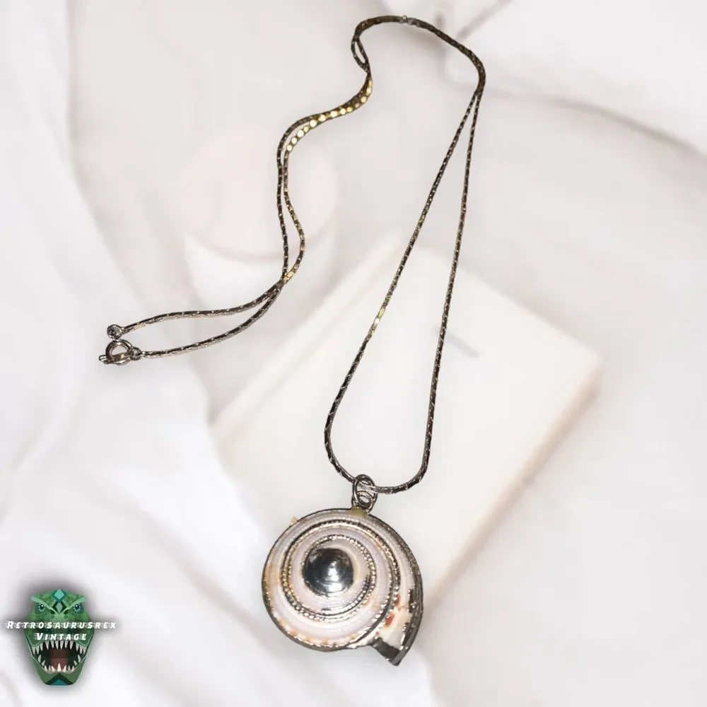 VINTAGE Power Nautilus Seashell & Gold Tone Metal Chain Pendant Mermaid Necklace - Picture 9 of 10